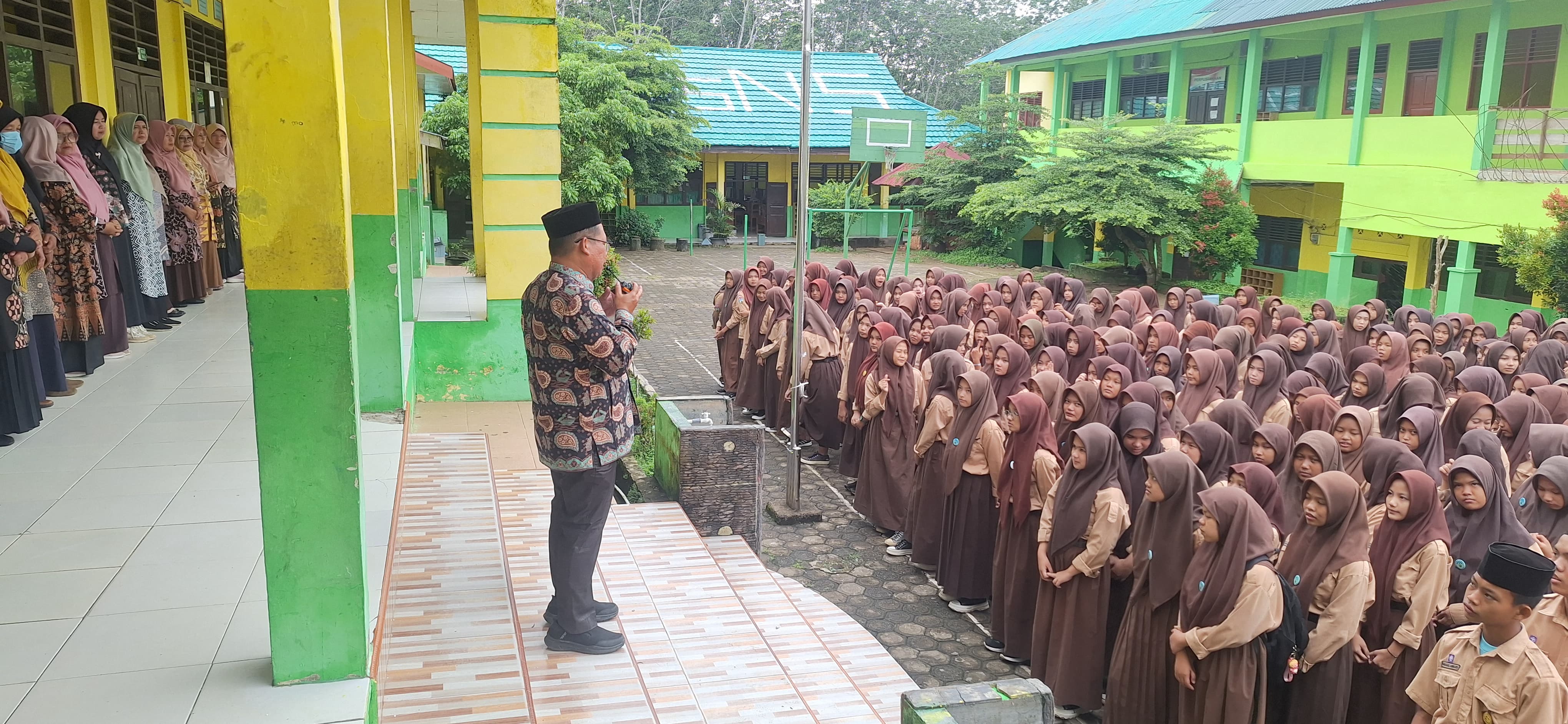 MTsN 5 Kota Jambi Gelar Halal Bi Halal di Hari Pertama Sekolah