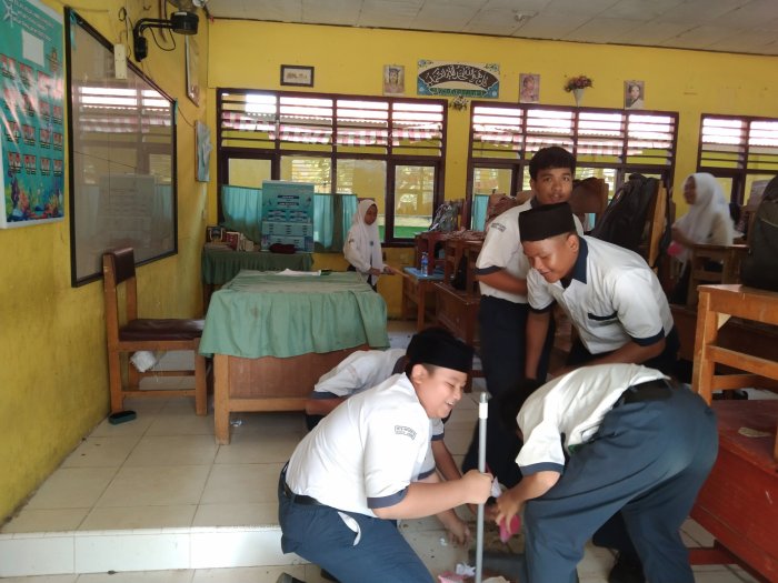 Siswa MTsN 5 Kota Jambi Gelar Gotong Royong Jelang Ujian Siswa MTsN 5 Kota Jambi Gelar Gotong Royong Jelang Ujian