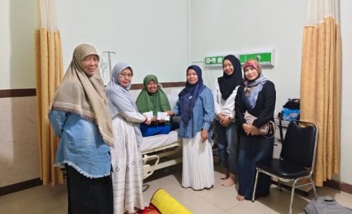 Kepedulian Tak Pernah Libur, Tim sosial MTsN 5 Kota Jambi Besuk Rekan yang Dirawat