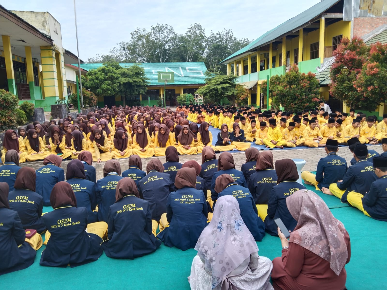 KEGIATAN KEAGAMAAN PERDANA DISEMESTER II DENGAN MEMBIASAKAN ANAK-ANAK MEMBACA YASIN , TAHLIL DAN DOâ€™A SERTA PEMBACAAN ASMAUL HUSNA