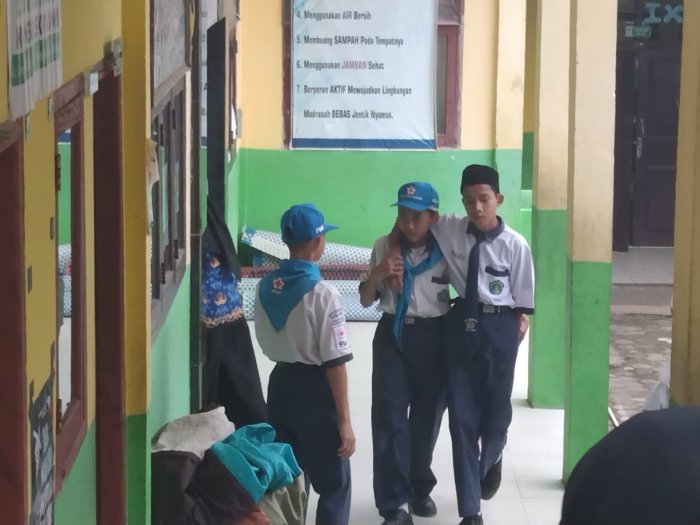 Anggota PMR MTsN 5 Kota Jambi Sigap Bantu Siswa Sakit Saat Upacara