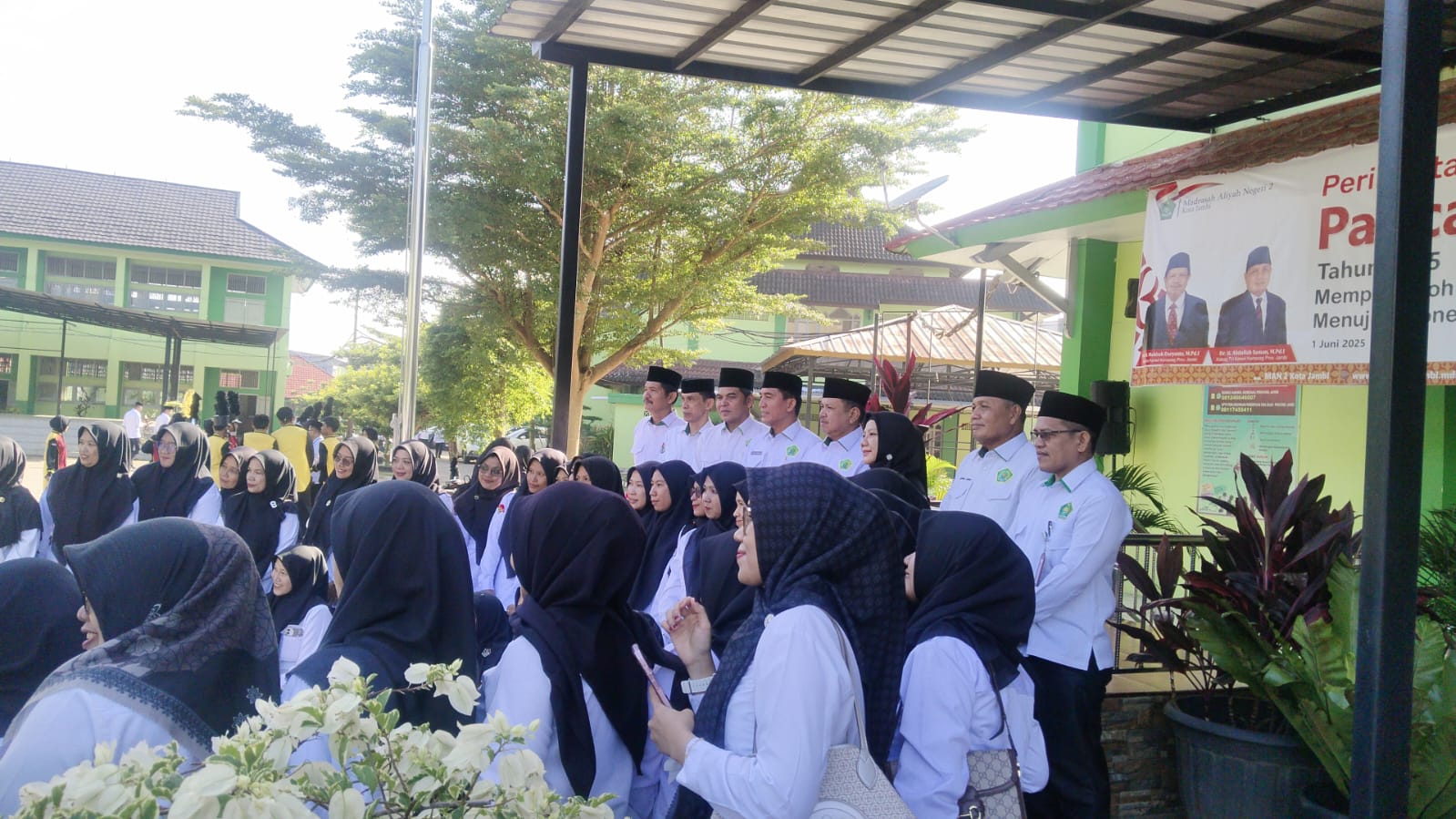 KEPALA MADRASAH , KEPALA TATA USAHA DAN P3K MTsN 5 KOTA JAMBI IKUTI KEGIATAN UPACARA HARI LAHIRNYA PANCASILA