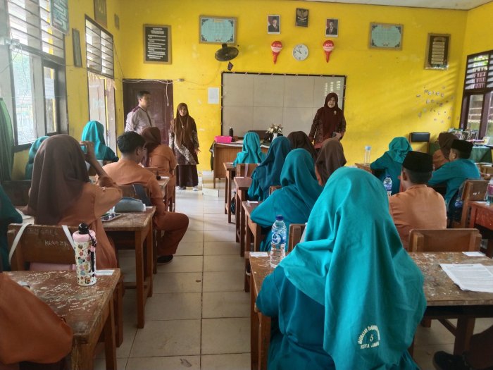Pantau ASAS, Pengawas MTsN 5 Kota Jambi Tinjau Langsung Pelaksanaan Asesmen Akhir Semester Genap Pantau ASAS, Pengawas MTsN 5 Kota Jambi Tinjau Langsung Pelaksanaan Asesmen Akhir Semester Genap