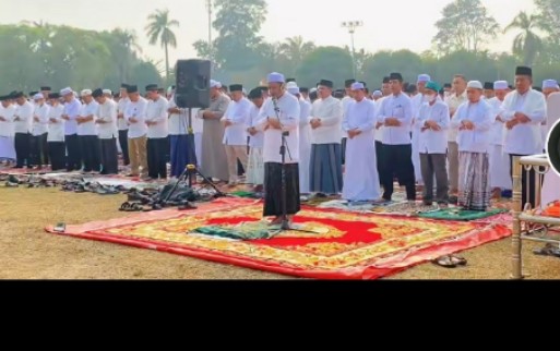 Majelis Guru dan Staf MTsN 5 Kota JambiIkuti Kegiatan Sholat Istisqo di Lapangan Kantor Gubernur Jambi Majelis Guru dan Staf MTsN 5 Kota JambiIkuti Kegiatan Sholat Istisqo di Lapangan Kantor Gubernur Jambi