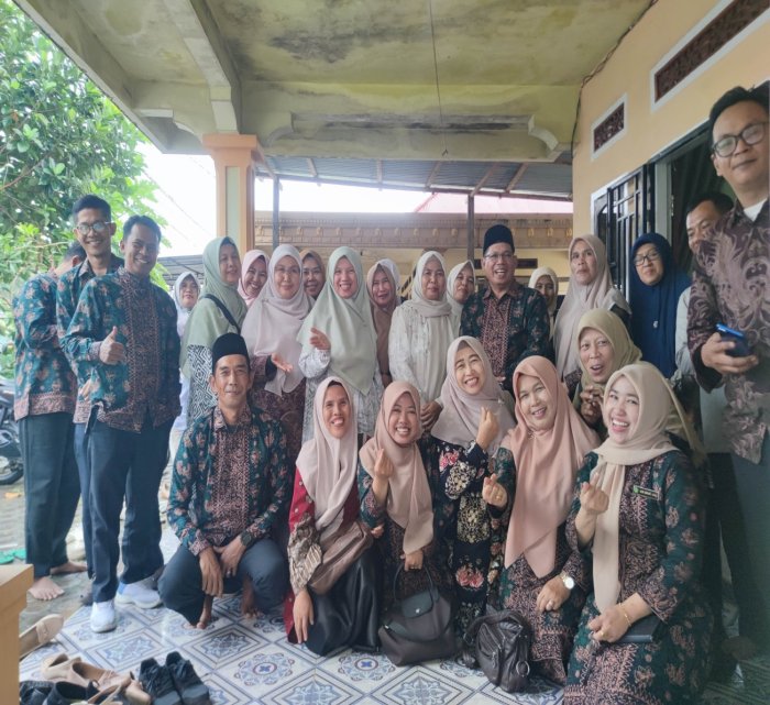 Pererat Silaturahmi: Kepala MTsN 5 Kota Jambi undang Majlis guru dan Staf kerumah nya