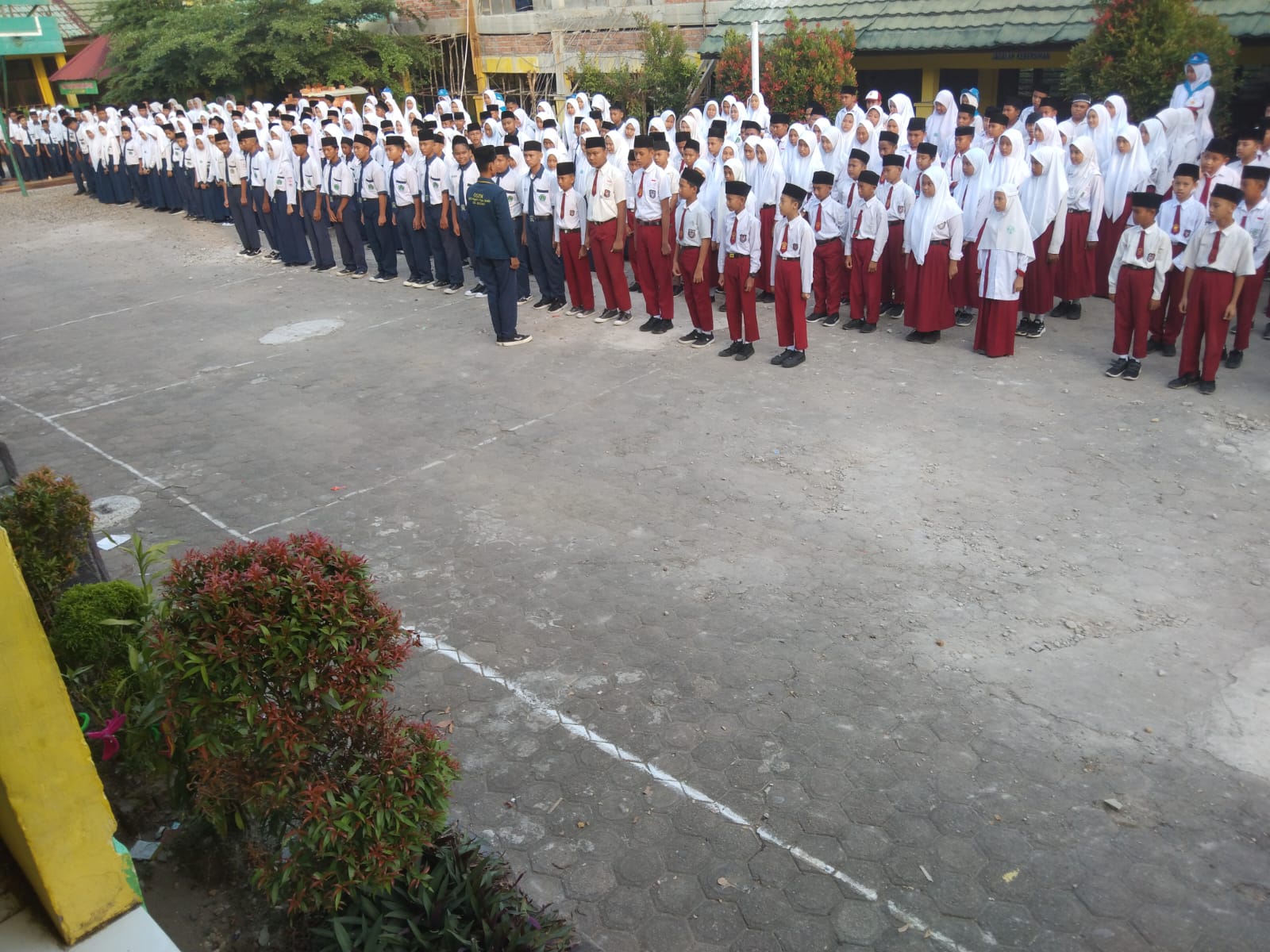 KEPALA MADRASAH BERIKAN APRESIASI YANG TINGGI KEPADA PETUGAS UPACARA KEPALA MADRASAH BERIKAN APRESIASI YANG TINGGI KEPADA PETUGAS UPACARA