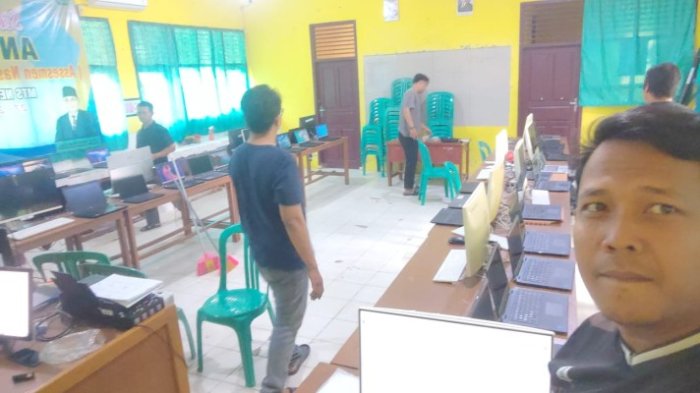 Panitia TKA Tetap Bekerja di Hari Libur Demi Kelancaran Pelaksanaan TKA Panitia TKA Tetap Bekerja di Hari Libur Demi Kelancaran Pelaksanaan TKA