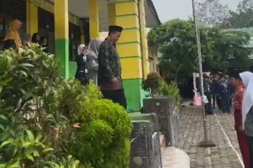 *Plt. Kepala MTsN 5 Kota Jambi Sematkan Tanda Peserta, Buka Resmi Kegiatan MATAMUDA* *Plt. Kepala MTsN 5 Kota Jambi Sematkan Tanda Peserta, Buka Resmi Kegiatan MATAMUDA*