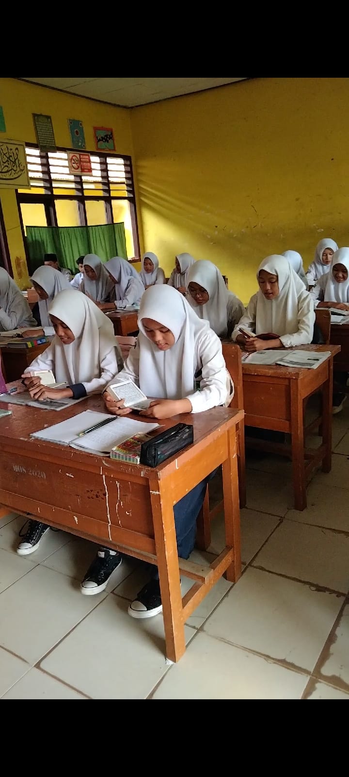 PROGRAMKAN KEGIATAN QIROAH AL-QUR'AN DAN PEMBACAAN SHOLAWAT SEBELUM KEGIATAN BELAJAR MENGAJAR MENJADI PROGRAM UNGULAN PADA SEMESTER II TP 2024/2025 DI MTsN 5 KOTA JAMBI