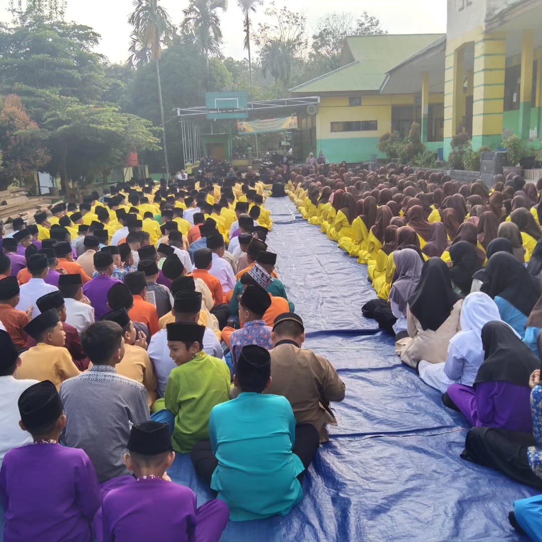 TANAMKAN NILAI-NILAI AGAMIS SEJAK DINI MTsN 5 KOTA JAMBI PROGRAM KAN KEGIATAN KEAGAMAAN JUMâ€™AT PAGI