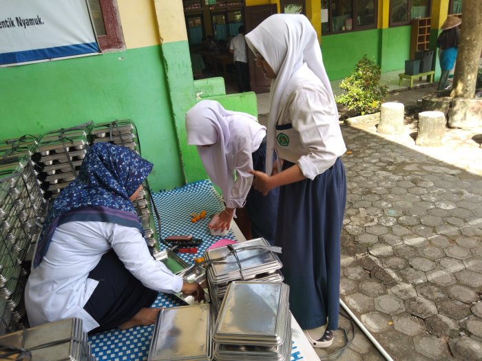 Selama Ujian Madrasah Penyaluran MBG MTsN 5 Kota Jambi Tetap Berlangsung Selama Ujian Madrasah Penyaluran MBG MTsN 5 Kota Jambi Tetap Berlangsung