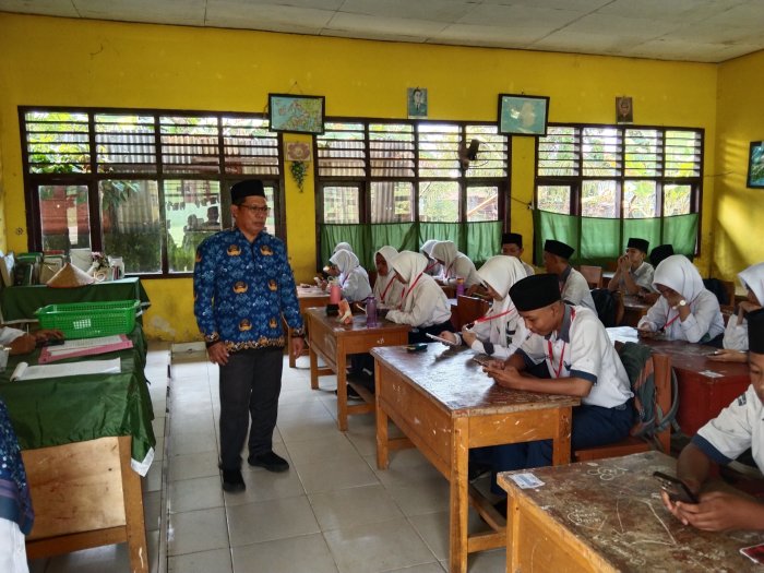Kepala Madrasah Tinjau Langsung Pelaksanaan Ujian Madrasah Hari Pertama