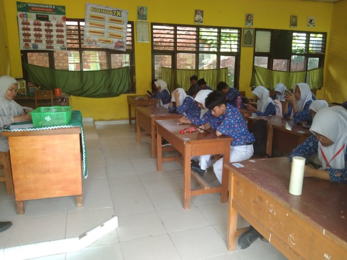 Ujian Madrasah Hari Keempat di MTsN 5 Jambi Berjalan Lancar