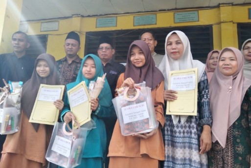 Apresiasi Prestasi MTsN 5 Kota Jambi serahkan hadiah kepada Juara Umum 1,2 dan 3