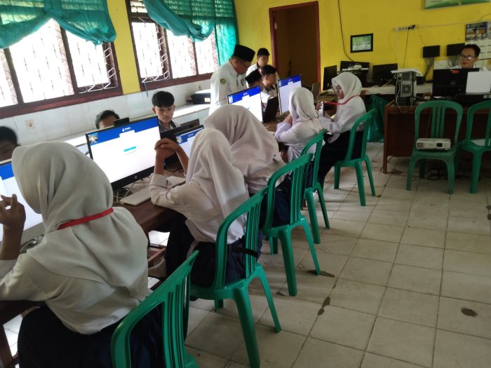 Kepala MTsN 5 Jambi Tinjau Pelaksanaan TKA Sesi Pertama Kepala MTsN 5 Jambi Tinjau Pelaksanaan TKA Sesi Pertama