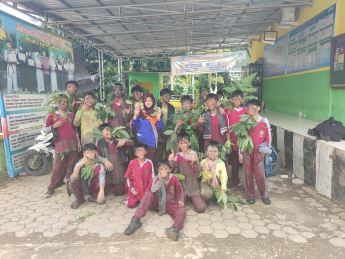 Susur Harang Rintang Latih Ketangkasan Peserta Perjusa MTsN 5 Jambi