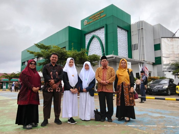Kepala Madrasah berikan Support kepada Peserta Olimpiade Madrasah Indonesia (OMI)dari MTsN 5 Kota Jambi