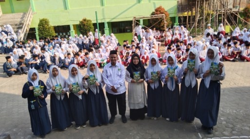 *Mengukir Prestasi Lewat Tulisan, Siswi MTsN 5 Kota Jambi Luncurkan Buku Jejak Cerita Pertama* *Mengukir Prestasi Lewat Tulisan, Siswi MTsN 5 Kota Jambi Luncurkan Buku Jejak Cerita Pertama*