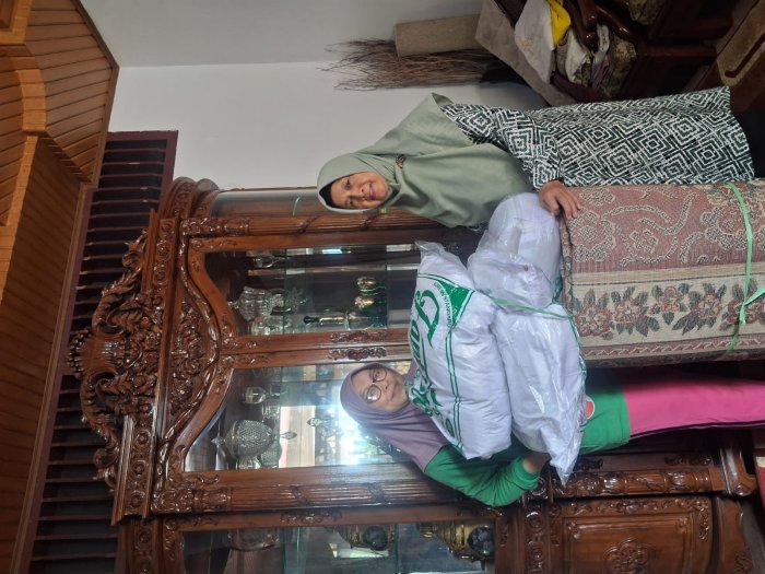 Keluarga besar MTsN 5 Kota Jambi Berikan Cendera Mata untuk Ibu Kustaniah Keluarga besar MTsN 5 Kota Jambi Berikan Cendera Mata untuk Ibu Kustaniah