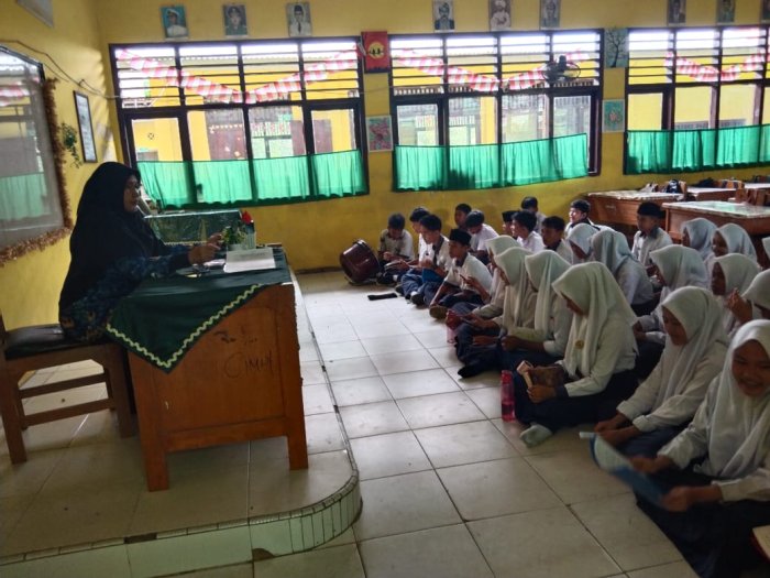 Wali Kelas Dampingi Siswa Persiapan Tampil Kegiatan Keagamaan Jumat Pagi