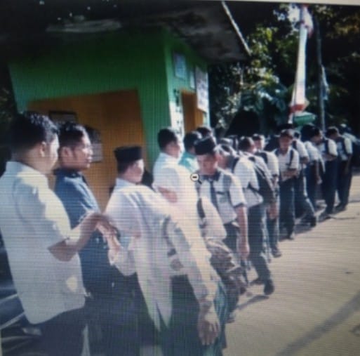 Guru Piket Sambut Siswa di Gerbang Setiap Hari Guru Piket Sambut Siswa di Gerbang Setiap Hari