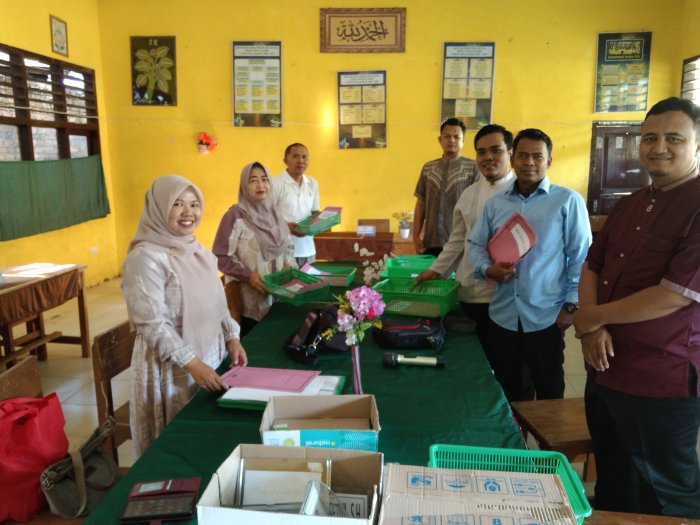 Pengawas Ujian Madrasah Jaga Disiplin dan Kejujuran Pengawas Ujian Madrasah Jaga Disiplin dan Kejujuran