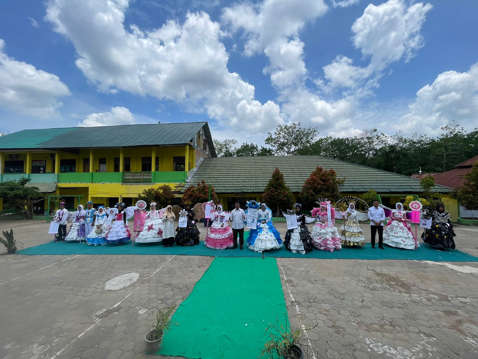 GELAR KARYA PROJEK KREATIVITAS SAMPAH PLASTIK SEBAGAI MANIFESTASI DARI P5RA MTsN 5 KOTA JAMBI DENGAN TEMA â€œ GAYA HIDUP BERKELANJUTAN â€œ