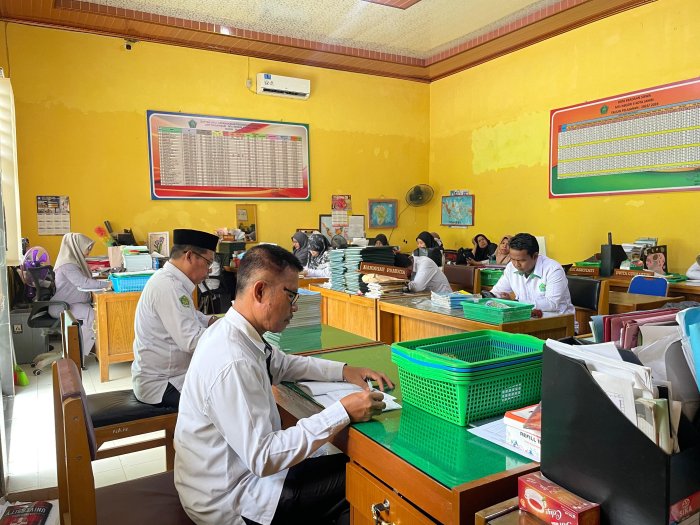 MTsN 5 Kota Jambi Gelar Rapat Akhir Semester