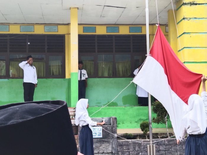 Pembina Upacara Senin Tekankan Pentingnya Disiplin Siswa Pembina Upacara Senin Tekankan Pentingnya Disiplin Siswa