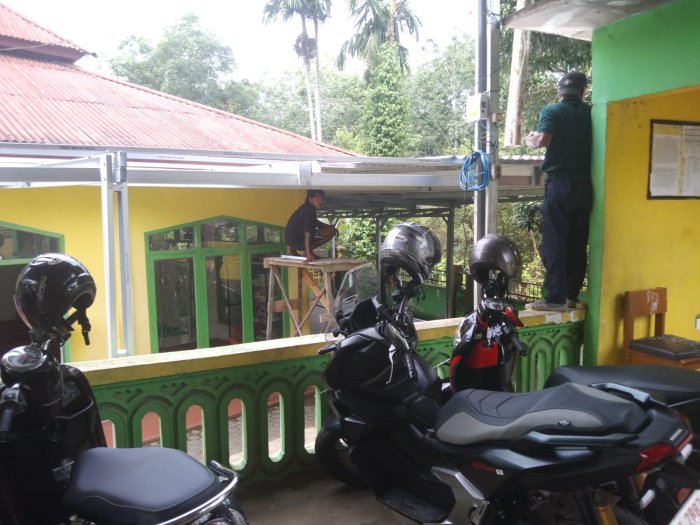 Tingkatkan Kenyamanan Beribadah : Kepala Madrasah Bangun Kanopi Masjid Tingkatkan Kenyamanan Beribadah : Kepala Madrasah Bangun Kanopi Masjid