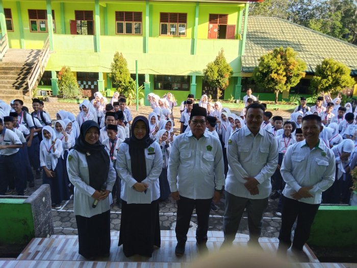 Kepala MTsN 5 Kota Jambi Beri Arahan di Akhir Ujian Madrasah Kepala MTsN 5 Kota Jambi Beri Arahan di Akhir Ujian Madrasah