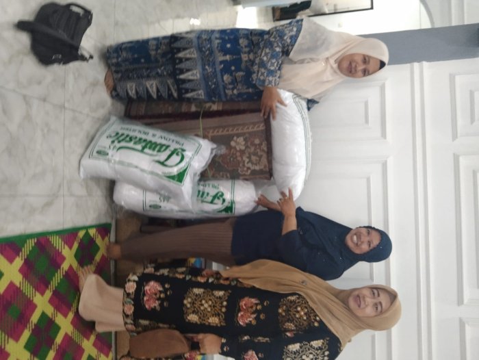 MTsN 5 Kota Jambi Berikan Kenang-Kenangan untuk Guru Menikahkan Anak