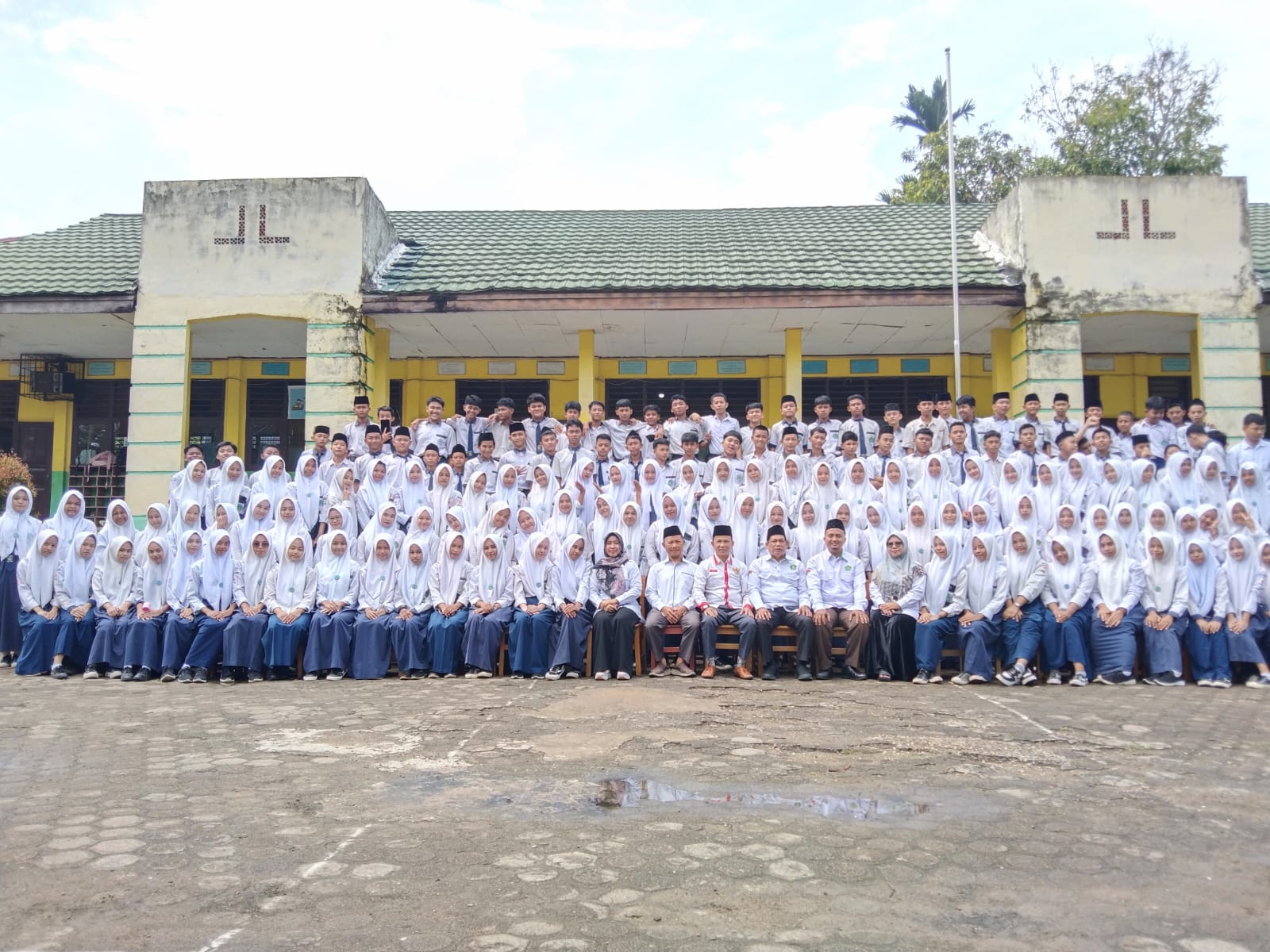 PELAKSAAN UJIAN MADRASAH DI MTsN 5 KOTA JAMBI DITUTUP DENGAN SESI PHOTO BERSAMA SELURUH SISWA DAN SISWI KELAS IX
