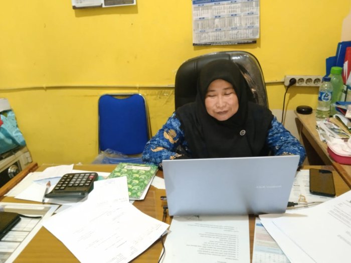 Bendahara MTsN 5 Kota Jambi Siapkan Laporan Keuangan Triwulan IV