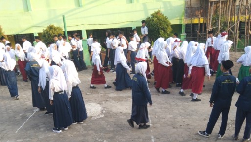 *Semangat Baru Siswa-Siswi MTsN 5 Kota Jambi di Hari Pertama Sekolah Pasca Libur Panjang* *Semangat Baru Siswa-Siswi MTsN 5 Kota Jambi di Hari Pertama Sekolah Pasca Libur Panjang*