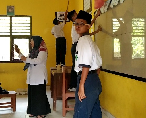 *Seluruh Siswa MTsN 5 Kota Jambi Gotong Royong Bersihkan Kelas di Hari Pertama Masuk Sekolah* *Seluruh Siswa MTsN 5 Kota Jambi Gotong Royong Bersihkan Kelas di Hari Pertama Masuk Sekolah*