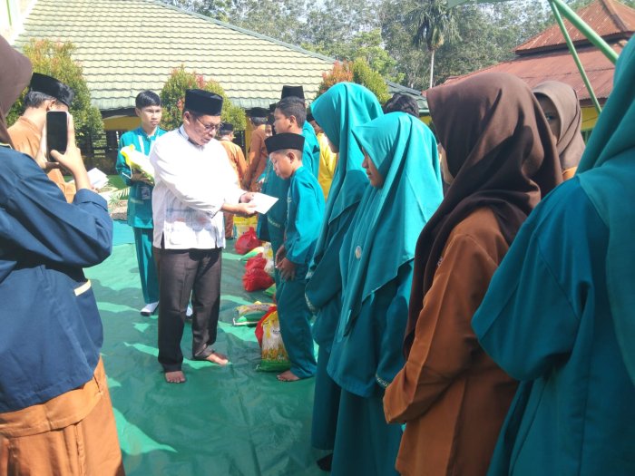 Ramadhan Berbagi : MTsN 5 Kota Jambi Salurkan Bantuan kepada Siswa yang Berhak