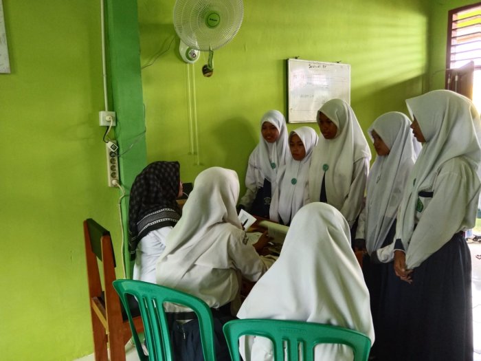 Pembina OSIM MTsN 5 Kota Jambi Gelar Wawancara Calon Anggota OSIM Periode 2025/2026