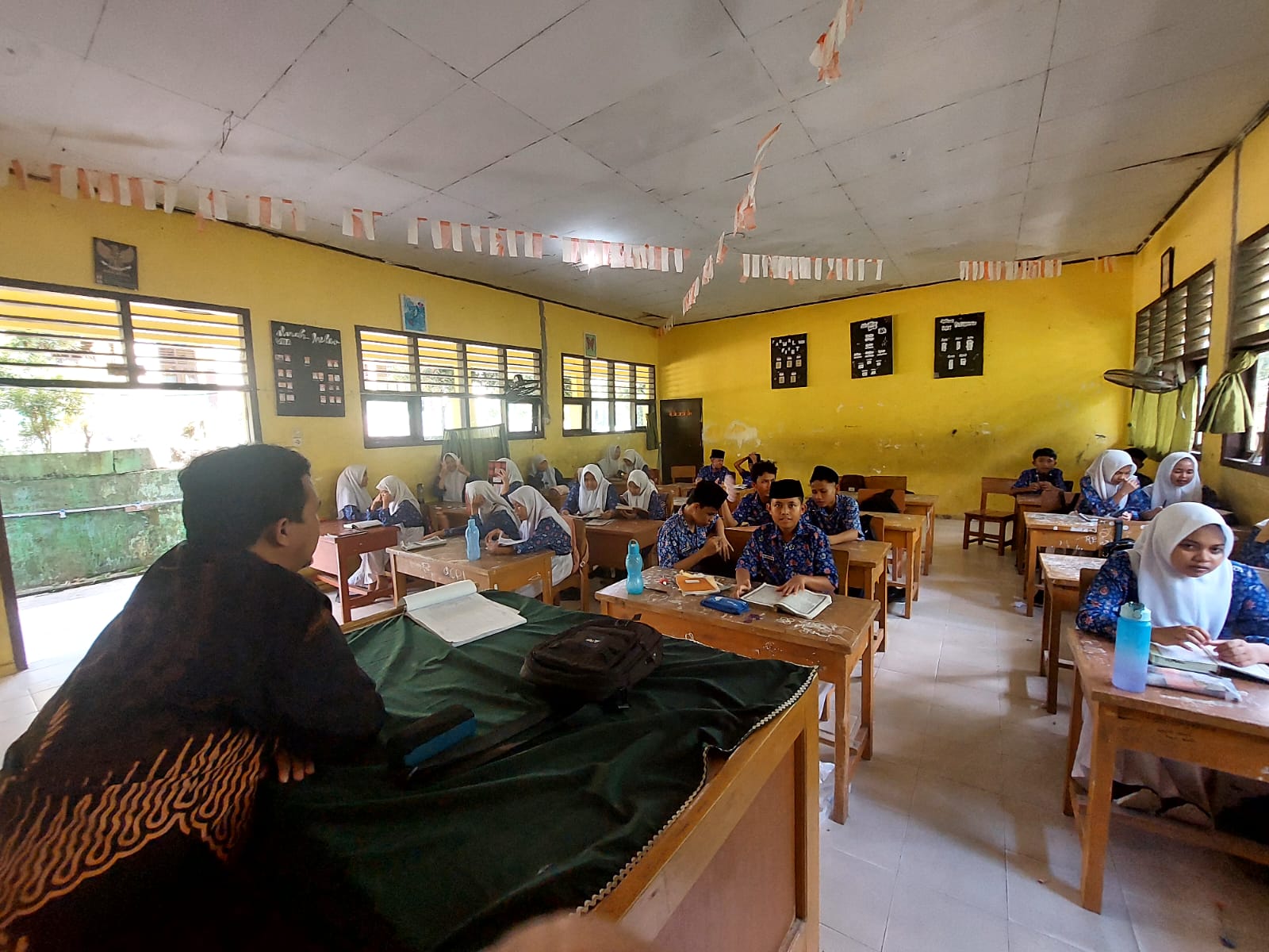 HARI PERTAMA BELAJAR PASCA LIBUR IDUL FITRI DI MTsN 5 KOTA JAMBI DI WARNAI DENGAN SEMANGAT BARU.