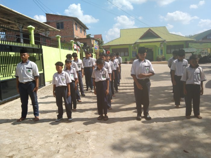 Guru Piket MTsN 5 Jambi Tertibkan Siswa Usai Istirahat