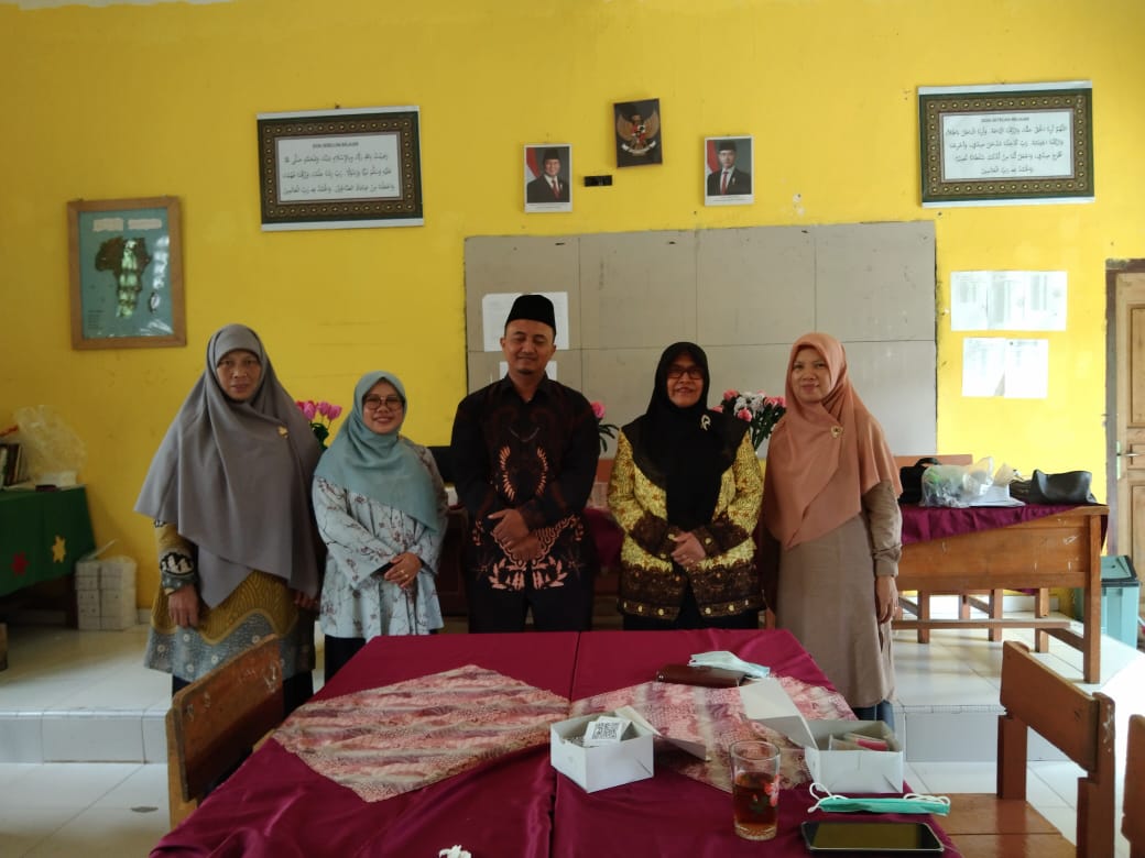 KUNJUNGAN PENGAWAS MTsN 5 KOTA JAMBI: PANTAU KEGIATAN UJIAN MADRASAH SISWA KELAS IX