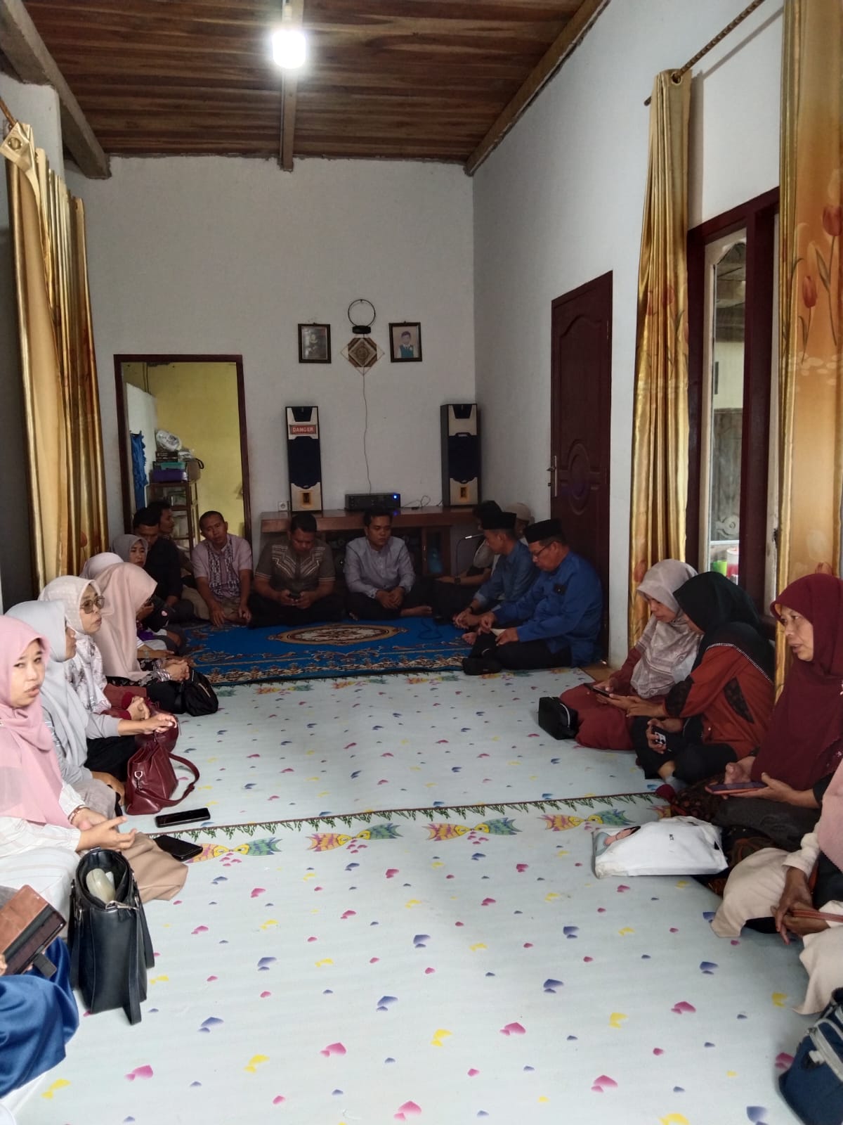 TUNJUKKAN SIKAP PEDULI,KEPALA MADRASAH BESERTA MAJLIS GURU DAN TU MEMENUHI UNDANGAN MASYARAKAT SEKITAR