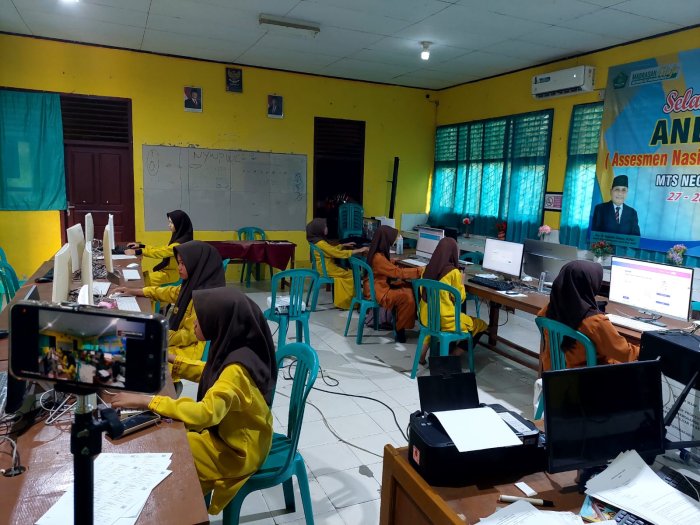 Siswi MTsN 5 Kota Jambi  Berlaga di ajang Olimpiade Sains Islam Online