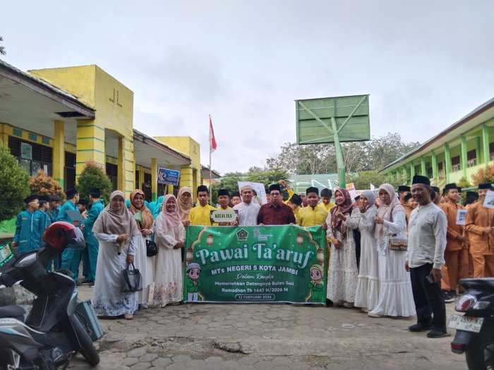 MTsN 5 Kota Jambi Gelar Pawai Sambut Ramadhan