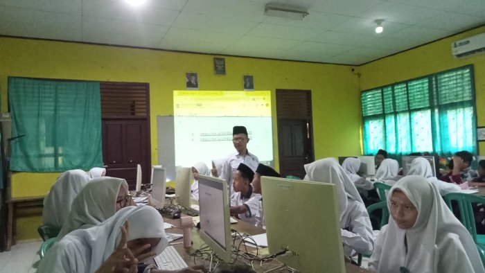pembelajaran TIK dilaboratorium MTsN 5 Kota Jambi pembelajaran TIK dilaboratorium MTsN 5 Kota Jambi