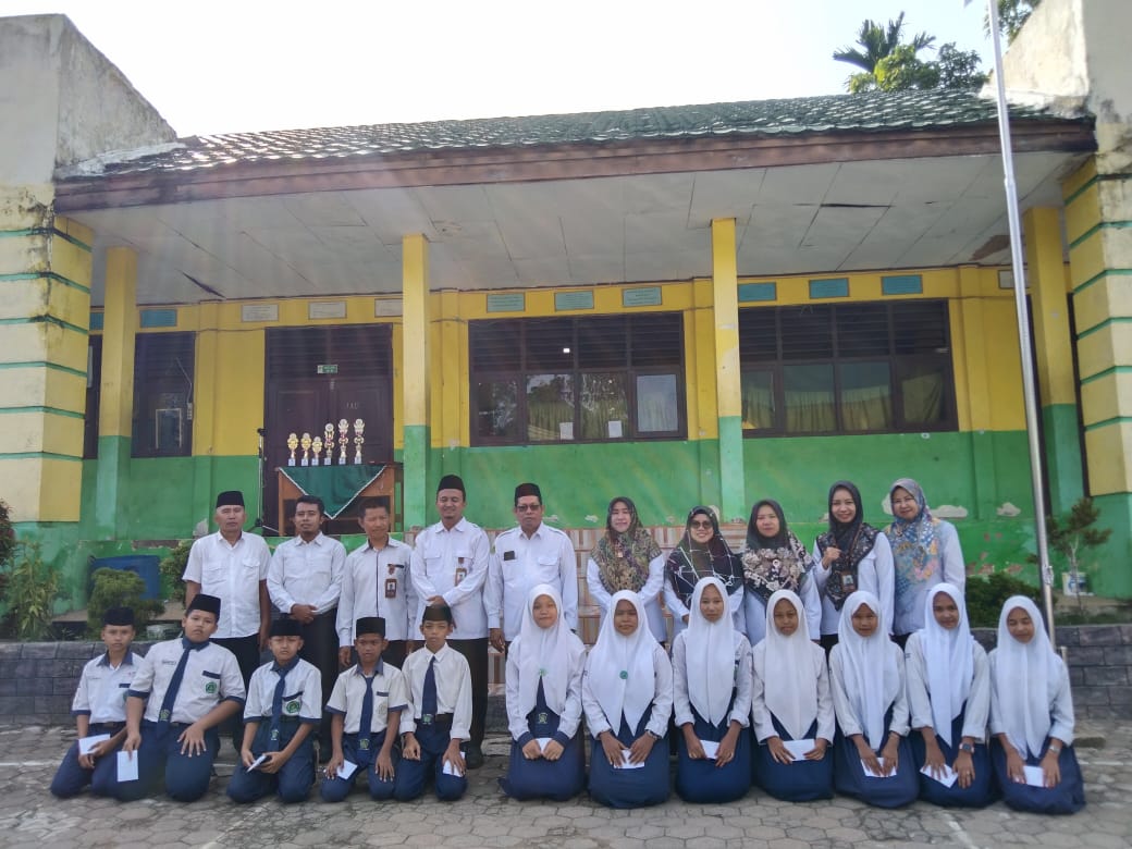 PENYERAHAN UANG PEMBINAAN DARI MADRASAH KEPADA SISWA YANG MENGIKUTI AKSIOMA KE-1 TINGKAT KOTA JAMBI TAHUN 2024