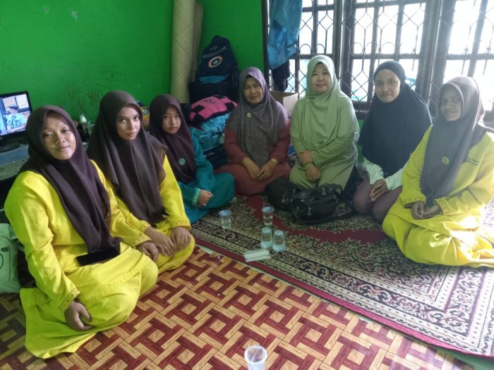 Tim Sosial MTsN 5 Kota Jambi Kunjungi Rumah Duka Siswa Kelas 9E Tim Sosial MTsN 5 Kota Jambi Kunjungi Rumah Duka Siswa Kelas 9E